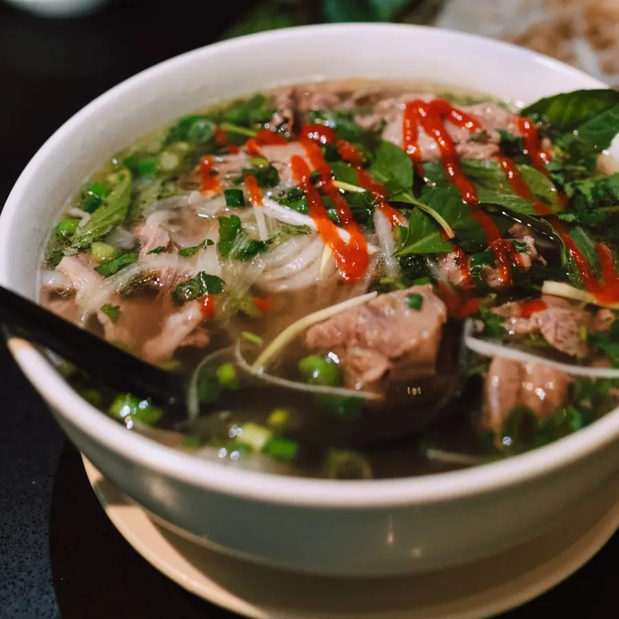 Bàn ăn tại Viết Thúy